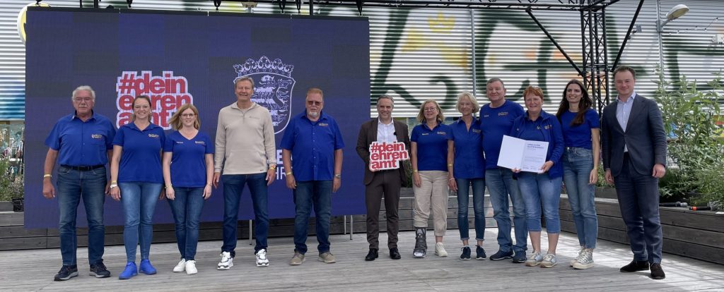 Die Volkschor-Abordnung mit Staatssekretär Benedikt Kuhn und Fußballer Guido Buchwald bei der Preisverleihung in Fulda